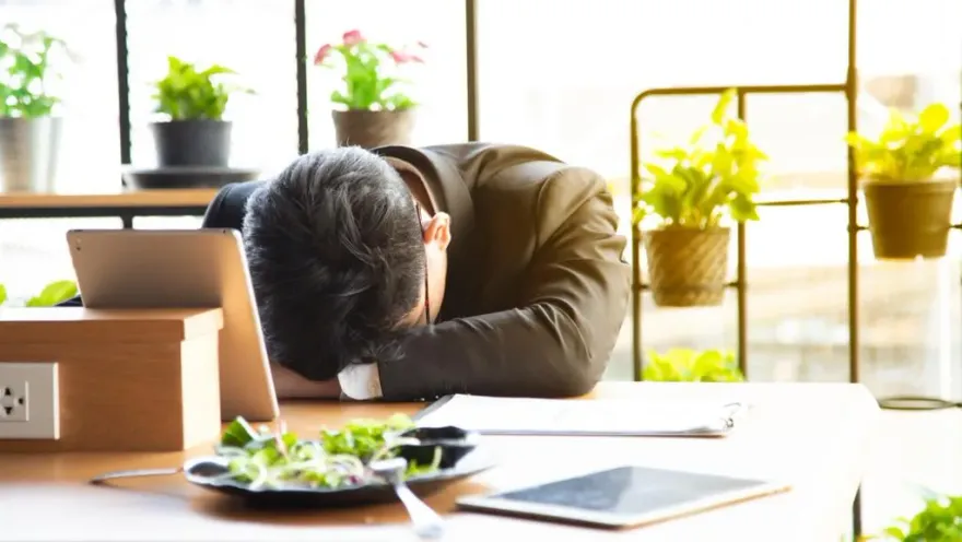 一吃飽就好想睡？長期恐得糖尿病 醫：「飯後15分鐘短暫散步」可改善！