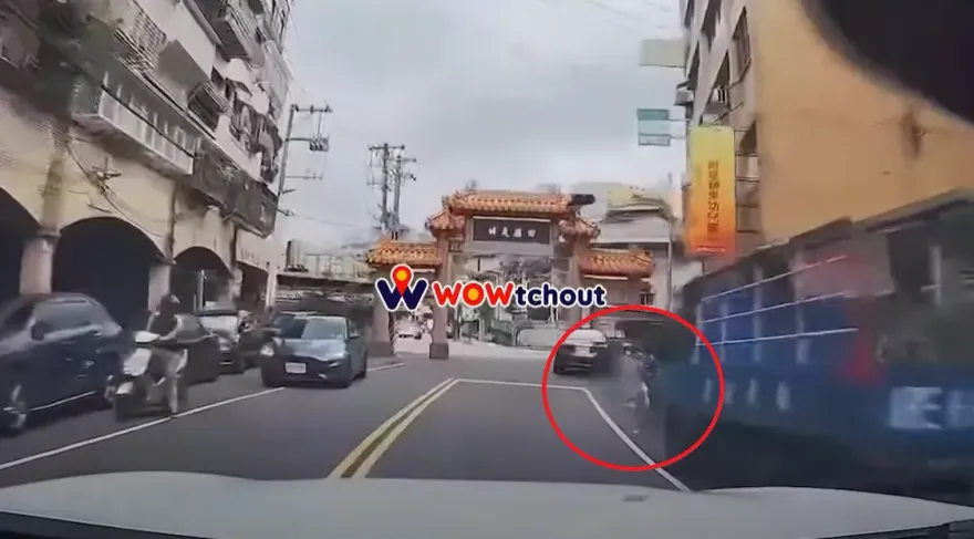影/嚇死！幼兒衝出馬路「差1公尺就沒命」　駕駛驚魂未定狂飆國罵