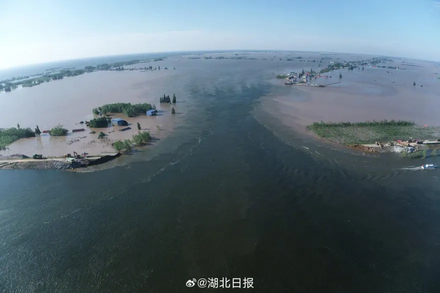 影/湖南洞庭湖決堤口擴至226公尺！ 當地急調5.56萬噸塊石防堵