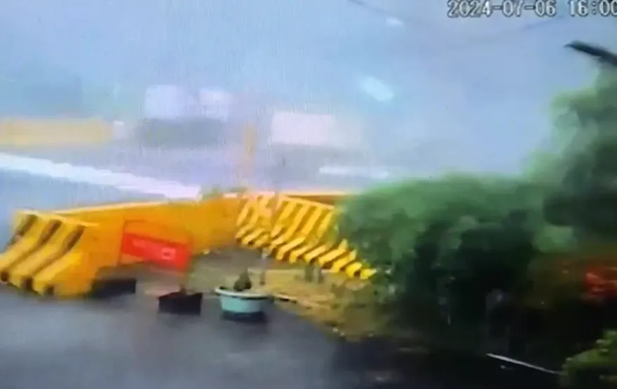 影/監視器暴雨畫面曝！福懋科技千片鷹架崩落　2員工遇難身亡