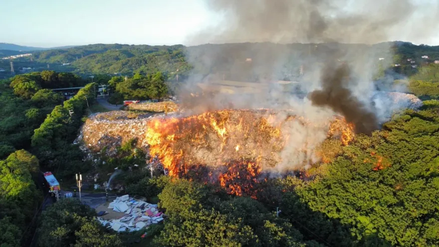 影/苗栗火燒垃圾山駭人空拍！俯瞰似火山熔岩　數公里外見「惡龍」竄天