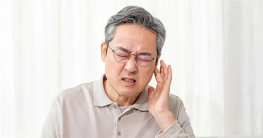唧唧耳鳴聲炸腦！57歲男「耳朵發霉」耳膜也破了　竟是徒手挖耳屎釀禍