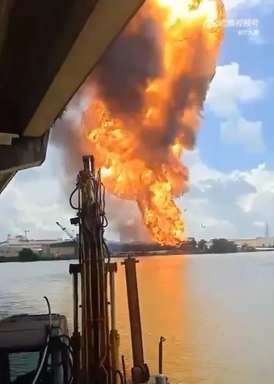 影/巨大火球直衝半空中！廣東化工廠驚傳爆炸　目擊者嚇壞：不只一次