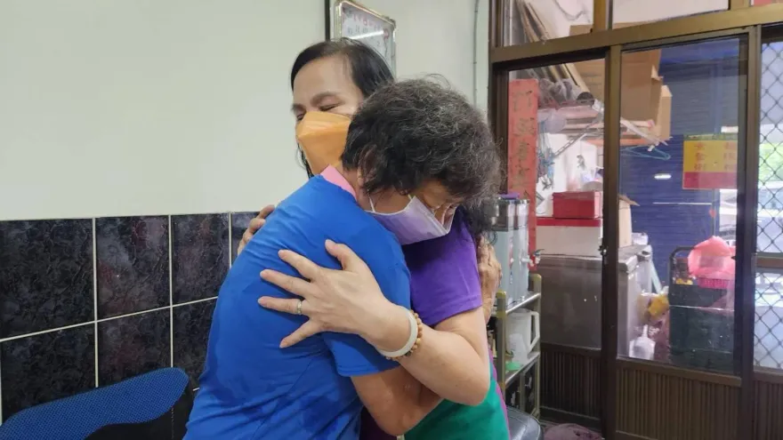 彰化鹹粥嬤19歲乖孫出國失聯　爸爸收到「簡體字」神秘編號工作證