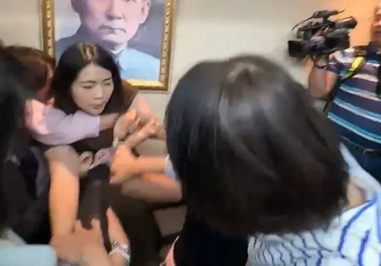 影/賴惠員控被徐巧芯抓傷　影片曝光「賴惠員先對徐巧芯鎖喉」