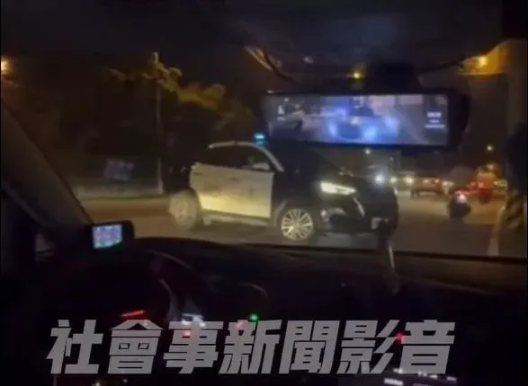 影/新竹警察路邊取締「二輪車亂飆」　改裝猴蛇行當沒看見
