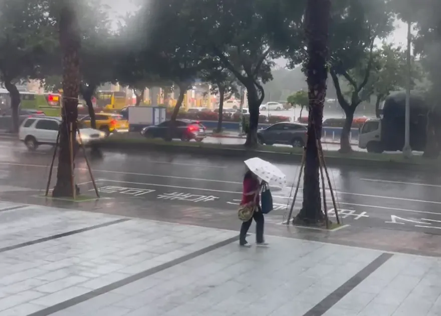 低氣壓逼近！明起「雨炸全台」　新熱帶低壓成颱機率曝