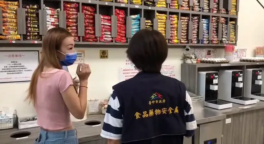 影/台中無人拉麵店翻車！闆娘遭爆「撥髮補食材、手伸垃圾桶」