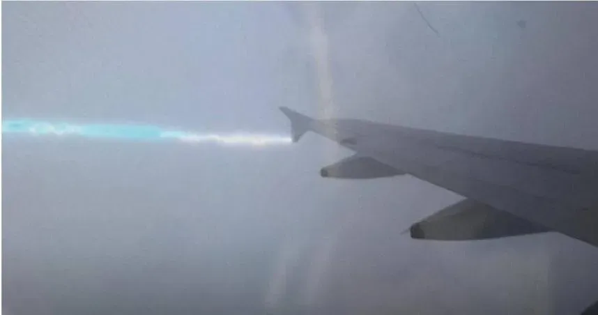閃電直擊機翼！英國航空班機降落時遇雷擊　乘客目睹嚇瘋