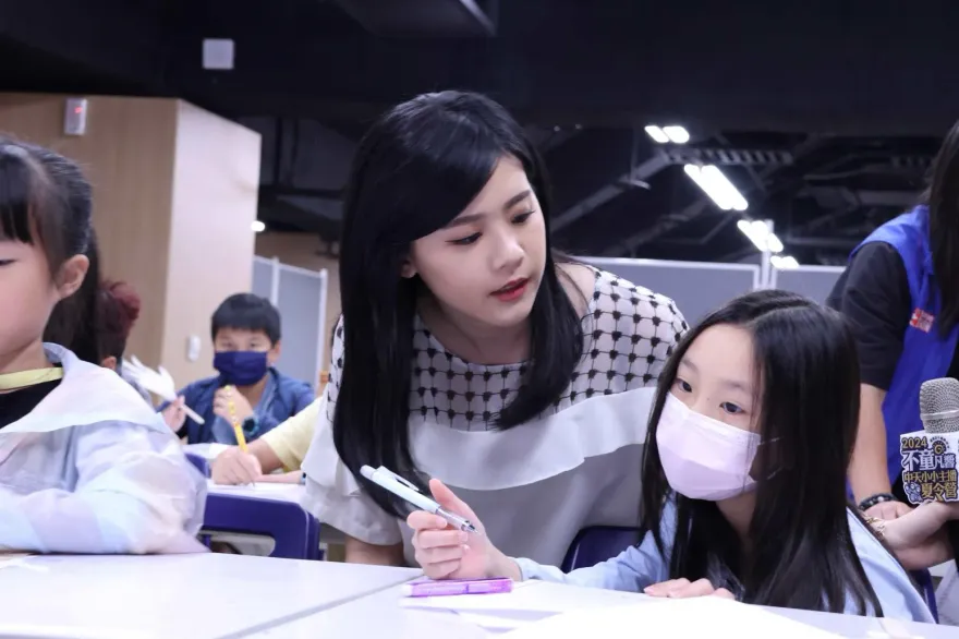 《2024中天小小主播夏令營》邊玩邊學激發思考力　中天主播孫怡琳用心DIY授課教具  學員排隊找她簽名