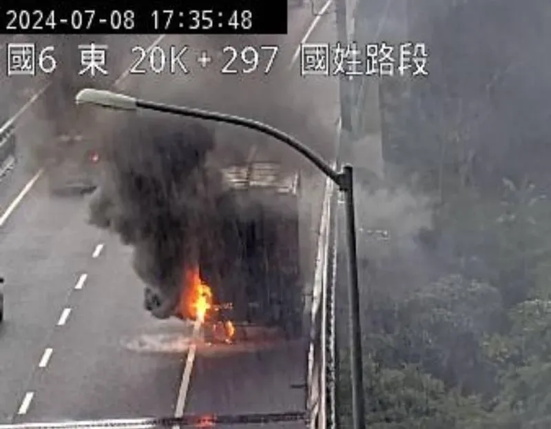 快訊/國6國姓鄉嚴重事故！貨車燃燒陷火海濃煙瀰漫　駕駛急跳車逃命