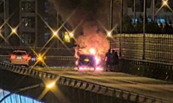 快訊/整輛燒成火球變殘骸！國1高架南下17k火燒車　駕駛乘客急逃命