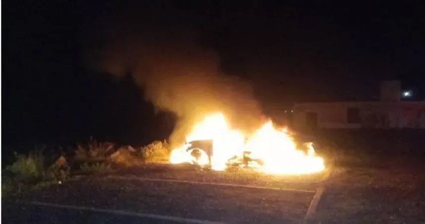 生死一線間！屏東愛情海岸恐怖火燒車　「瞬間火球開噴」駕駛驚險逃生