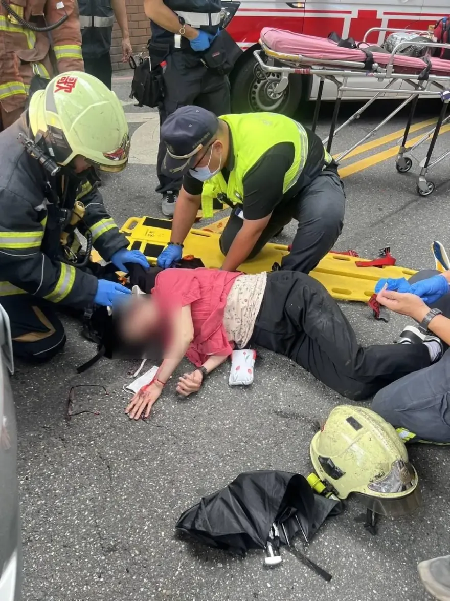 影/台灣＝行人地獄？日籍女遊客遊鶯歌過馬路　廂型車「撞倒卡車底」