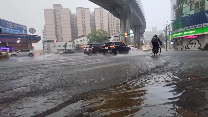 影/暴雨狂炸！浮洲火車站周邊汪洋一片　新北泰山排水孔噴水