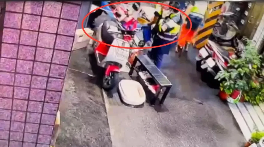 快訊/送醫畫面曝！三重男殺妻帶子輕生亡　鄰居驚：才看到她滿身是血被抬出