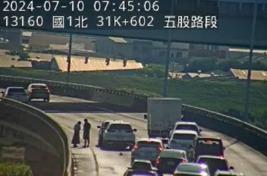 快訊/國1高架北向31.5k五股路段「2車內線追撞」！上班請注意