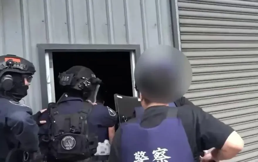 影/新竹縣暴力團據點被抄！驚見小型軍火庫連MP5衝鋒槍都有
