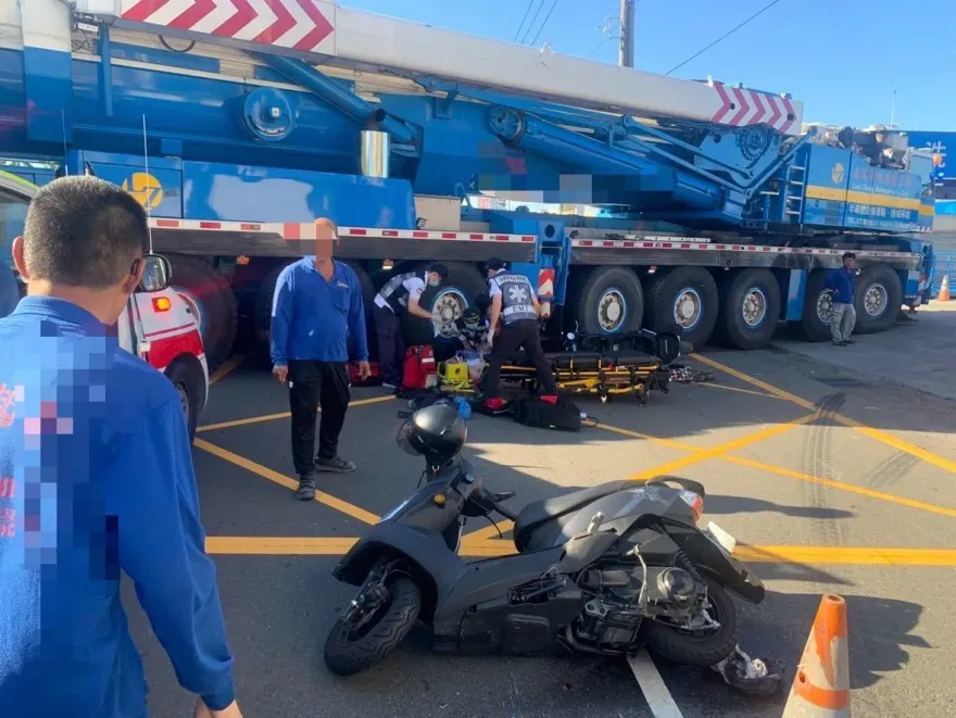 快訊/高雄梓官嚴重車禍！台17線騎士連人帶車撞進吊車底　重傷搶命中