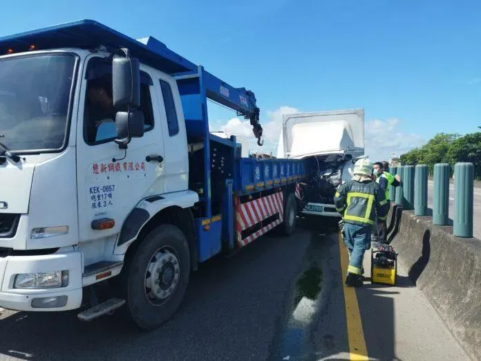 快訊/台61線嚴重車禍！車頭遭「貨車車斗插入」　駕駛受困無呼吸心跳