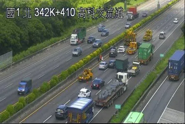 快訊/國1高科路段北上連環撞！6小客車卡路中央　1女受傷送醫