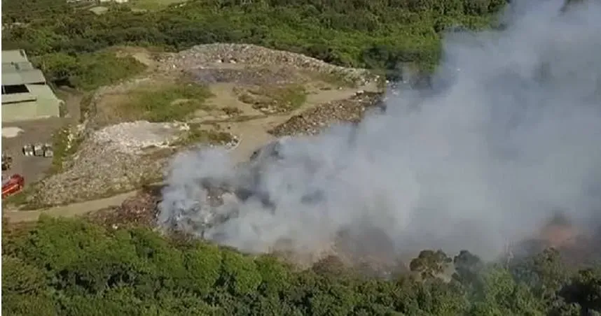 扛40度高溫！苗栗西山垃圾場大火連燒4天　勇消不畏濃煙撲救