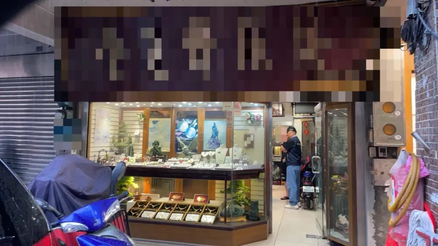 快訊/新北板橋驚傳銀樓搶案　男子佯稱買金飾搶金牌逃逸