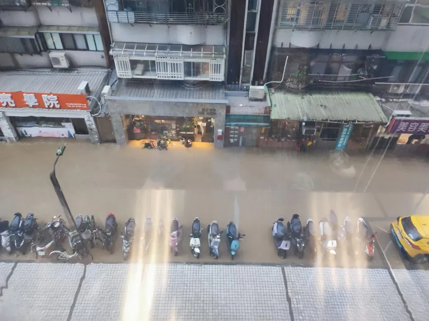 快訊/暴雨狂炸「國家警報大響」！北市4雨量測站破百　災害應變中心二級開設