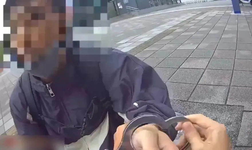 影/北市慣竊男身揹6條通緝要關12年　騎機車雙載被查獲還搜出毒品