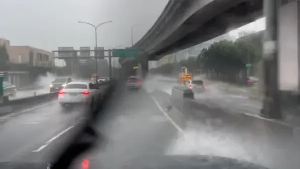 快訊/不只信義區淹水！堤頂大道、市民大道慘況曝　車呼嘯濺起巨大水花