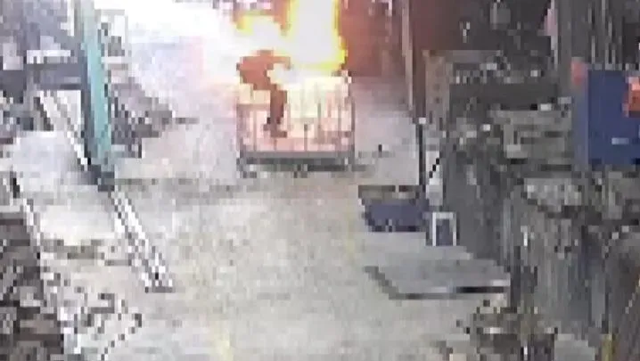 影/慎入！攪拌油漆突爆火球　他被炸飛「全身著火」重摔落地