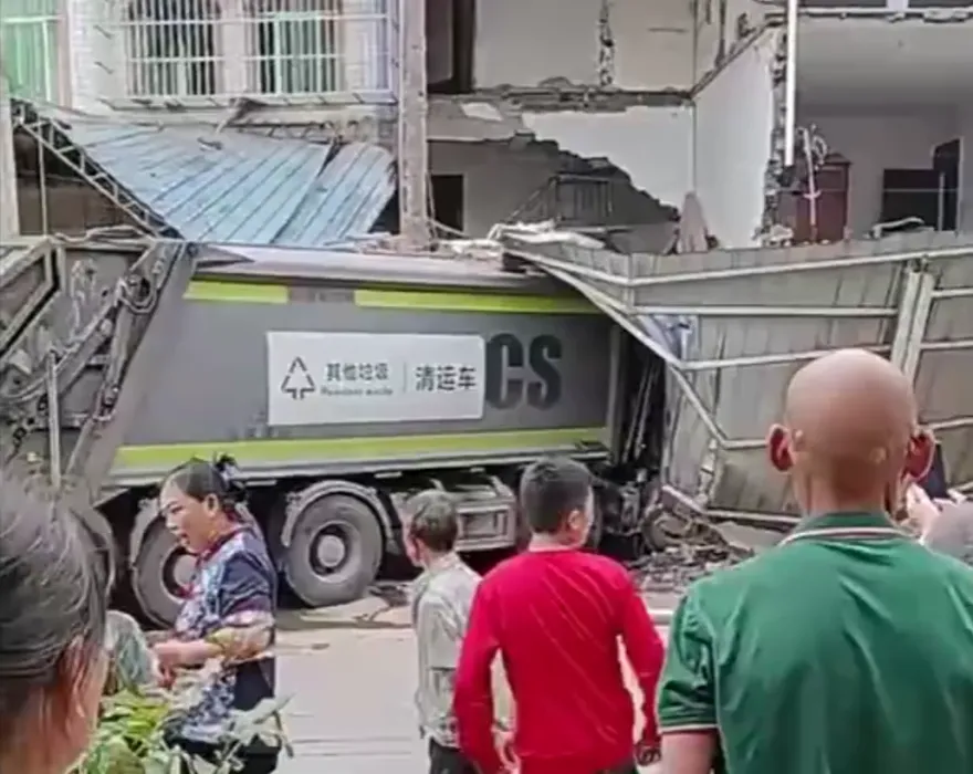 影/1死1傷！垃圾清運車突失控撞向路邊民房　陸官方：司機操作不當