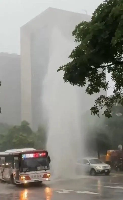 影/雨彈狂炸台北！信義區松仁路驚見「3層樓高大噴泉」　畫面曝光