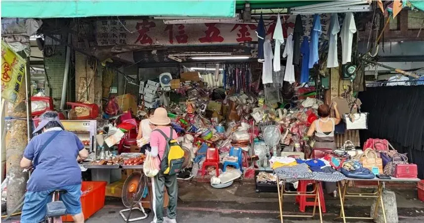 五金行「垃圾山」奇景！貨堆到騎樓　網：花30元看老闆表演一次