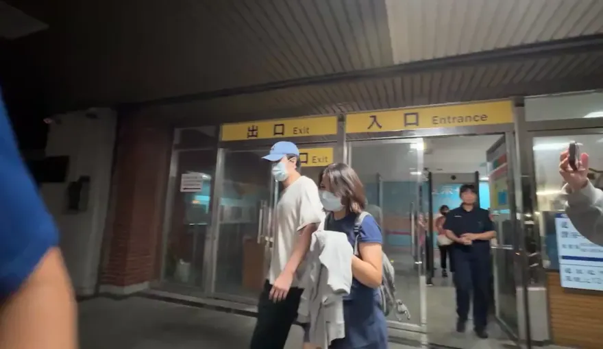 「打假球被關235日」柯旻豪重獲自由了！爸急籌50萬救子　阿姨緊緊攬著他的手