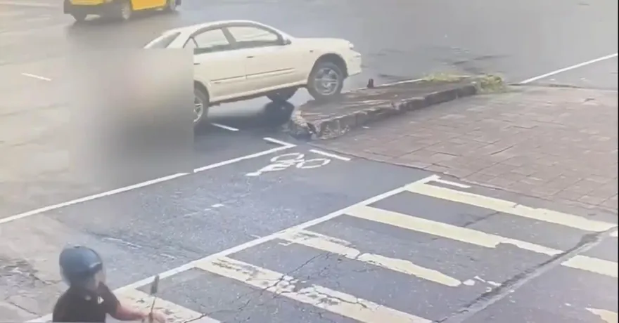 影/北市三寶車自撞騎上分隔島　輪胎空轉車輛受困超囧畫面曝光
