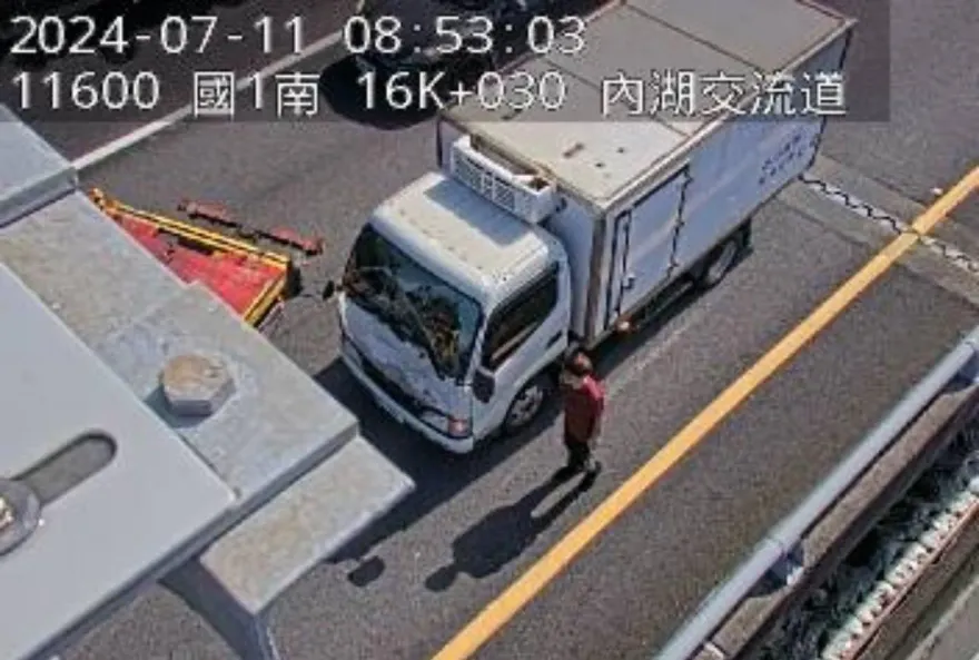 快訊/國1高架南向16k內湖交流道追撞事故！　車流回堵中上班請注意
