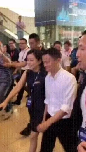 影/集團將有重大變動？傳馬雲時隔百日返陸　現身阿里巴巴總部親切打招呼