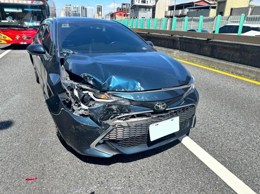 快訊/顏若芳嚴重車禍！民進黨美女議員Toyota座車遭遊覽車追撞　車尾全毀畫面曝