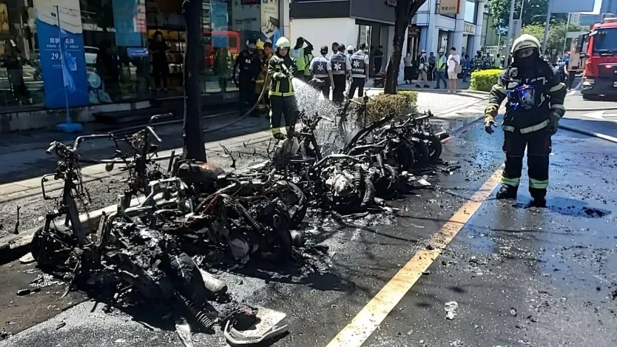 莫名起火！高雄火燒車「8機車＋1汽車」烈焰吞噬　燒到剩骨架