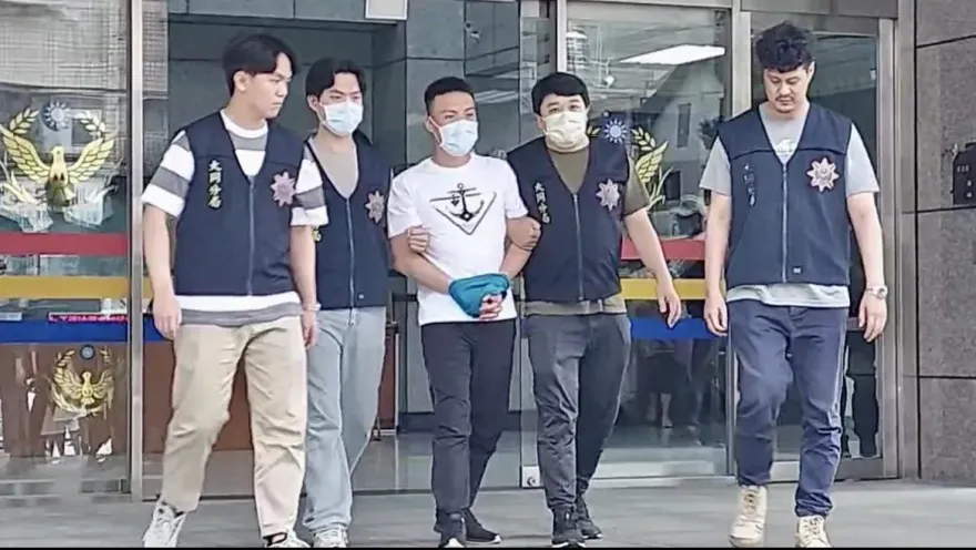 快訊/吳明達三溫暖門口遭埋伏槍擊　槍手移送地檢署正面曝光