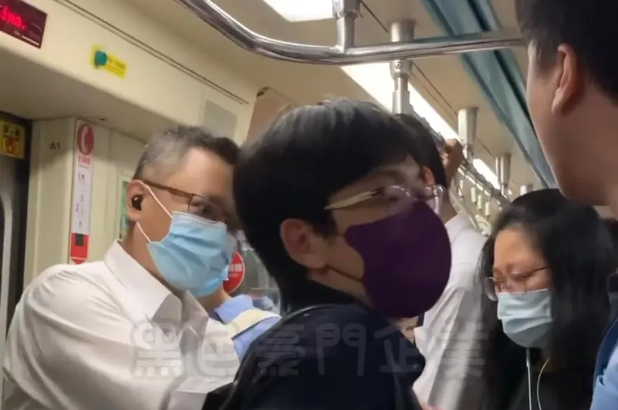 影/上班火氣大！捷運車廂內擁擠爆衝突　2男互毆怒提告