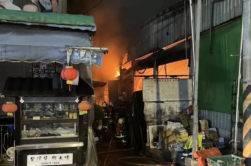 快訊/新北樹林區博愛街市場火警　火勢猛烈1男子送醫