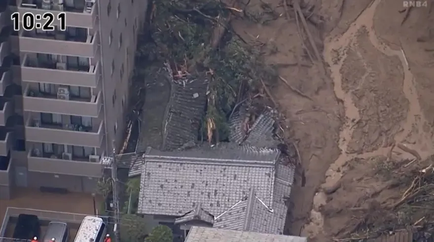 影/日愛媛暴雨釀山崩！土石流吞屋3人活埋失聯「樹木沖飛上8樓陽台」