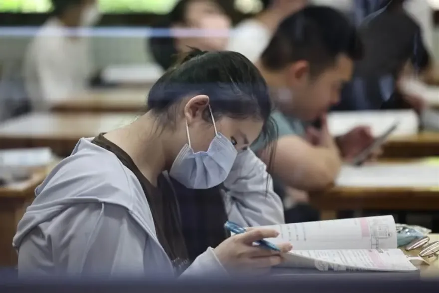分科測驗物理試題設計新穎！計算量偏多　教師喊燒腦「中間偏難」