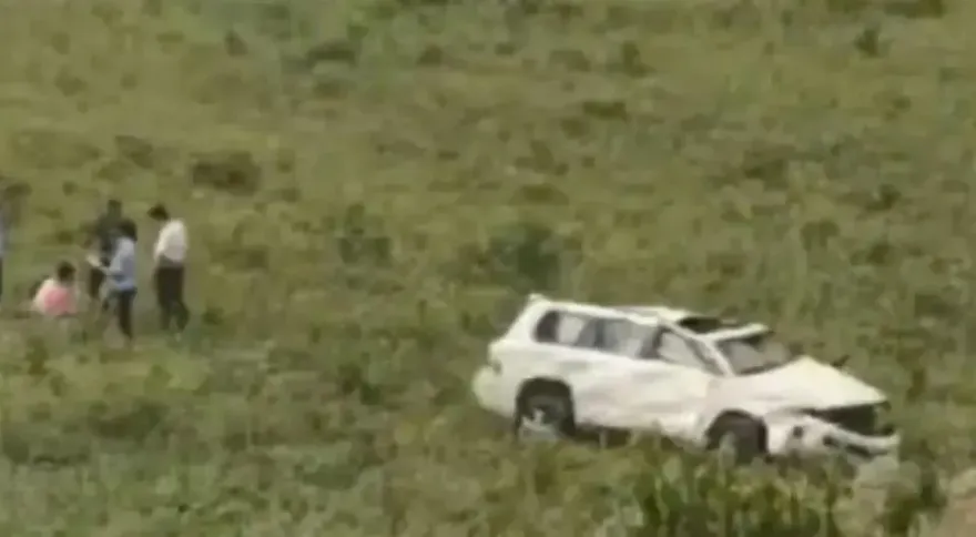 影/車頭開裂、擋風玻璃全碎！休旅車側翻滾下山致3死4傷　網傳係非法載客