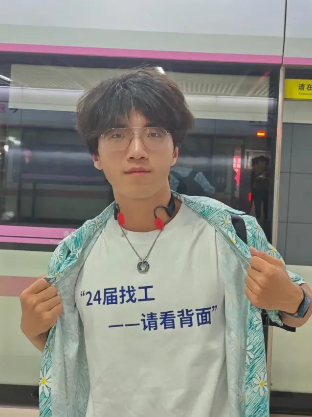 影/工作難找！畢業生穿「簡歷戰袍」趴趴走暴紅　當事人：已獲offer