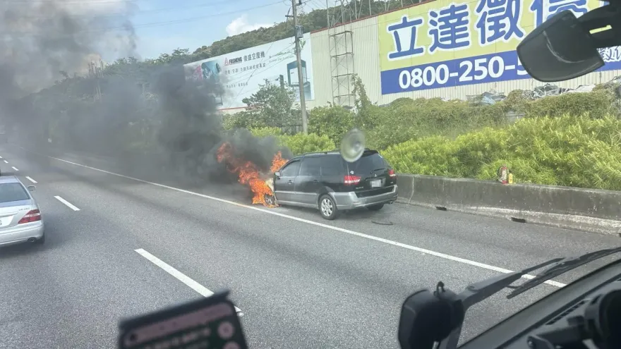 快訊/天熱自燃？國1南向76K湖口段驚傳火燒車　休旅車傷亡數待釐清