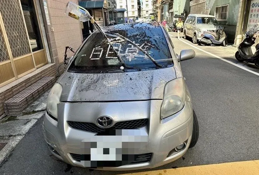 影/愛車遭嚴重破壞貼「白目」字眼　小資女傻眼報案警查出暴怒男送辦