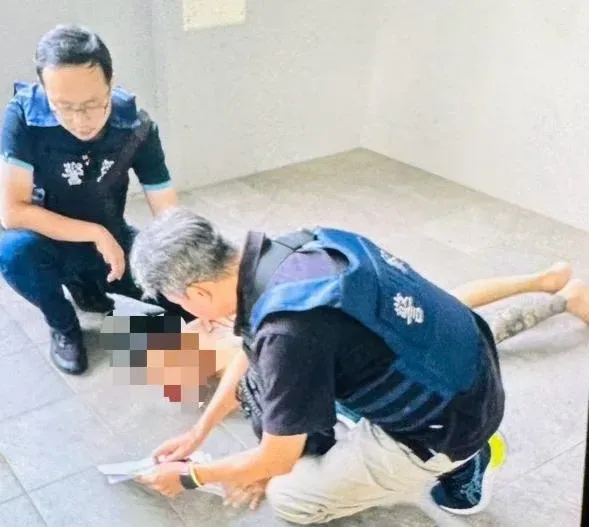 影/畫面曝光！高雄民眾住宅遭口罩男闖空門　「1原因」露餡警開2槍逮捕